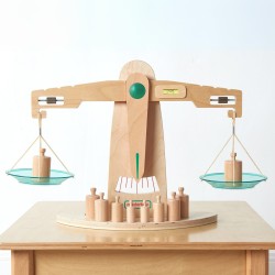 Masterkidz Drevená rovnoramenná váha – Edukačná Montessori pomôcka na učenie hmotnosti
