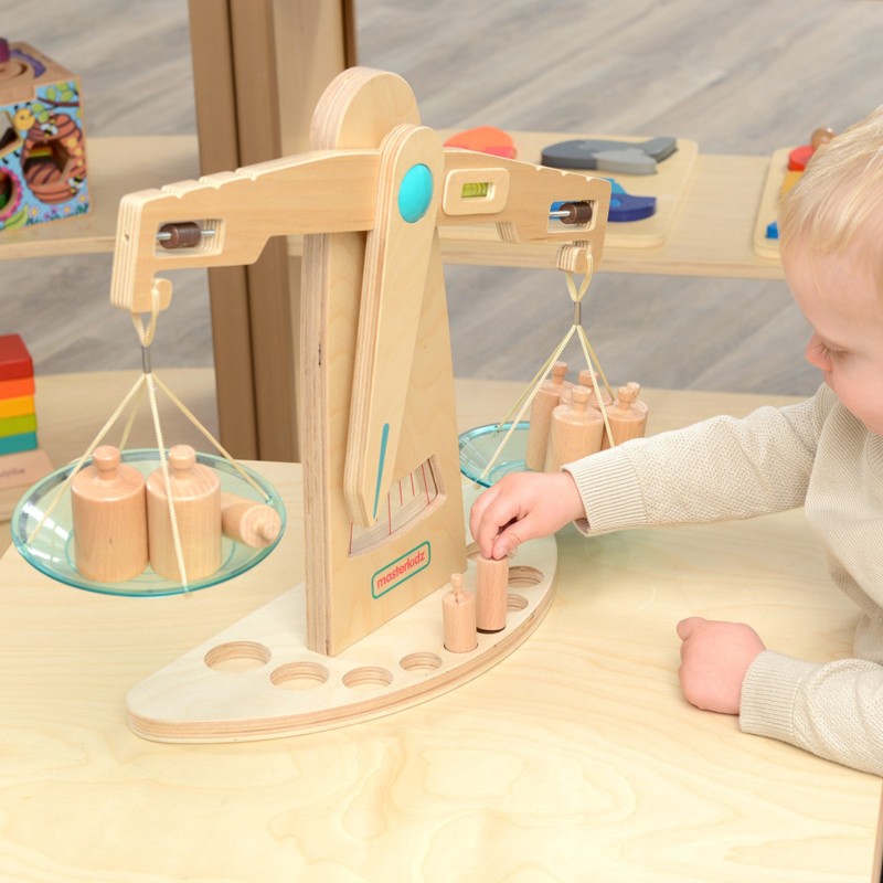 Masterkidz Drevená rovnoramenná váha – Edukačná Montessori pomôcka na učenie hmotnosti