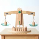Masterkidz Drevená rovnoramenná váha – Edukačná Montessori pomôcka na učenie hmotnosti