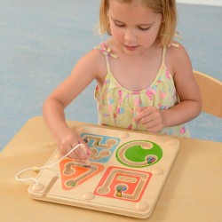Masterkidz Drevený magnetický labyrint pre nácvik písania