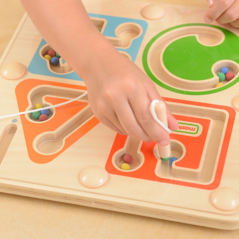 Masterkidz Drevený magnetický labyrint pre nácvik písania
