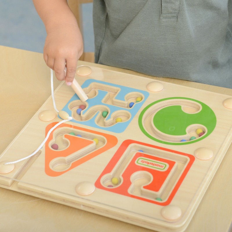 Masterkidz Drevený magnetický labyrint pre nácvik písania