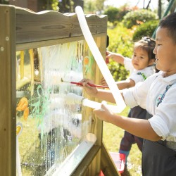 CLASSIC WORLD Obojstranná Tabuľa na Maľovanie s Vodnou Pumpou