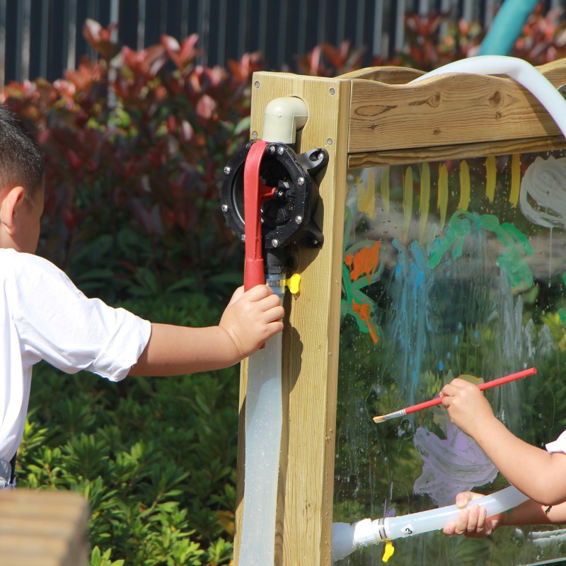 CLASSIC WORLD Obojstranná Tabuľa na Maľovanie s Vodnou Pumpou