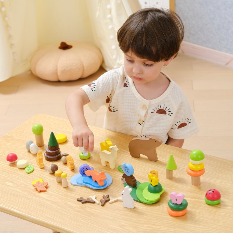 VIGA Drevené kocky Lesné príbehy | Montessori sada voľných dielov v boxe (58 ks)