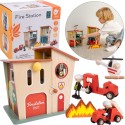 Classic World Drevená hasičská stanica | 13-dielny set s autom, vrtuľníkom a zvončekom