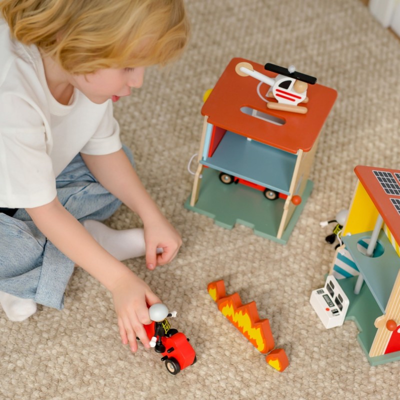 Classic World Drevená hasičská stanica | 13-dielny set s autom, vrtuľníkom a zvončekom