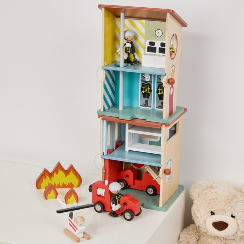 Classic World Drevená hasičská stanica | 13-dielny set s autom, vrtuľníkom a zvončekom