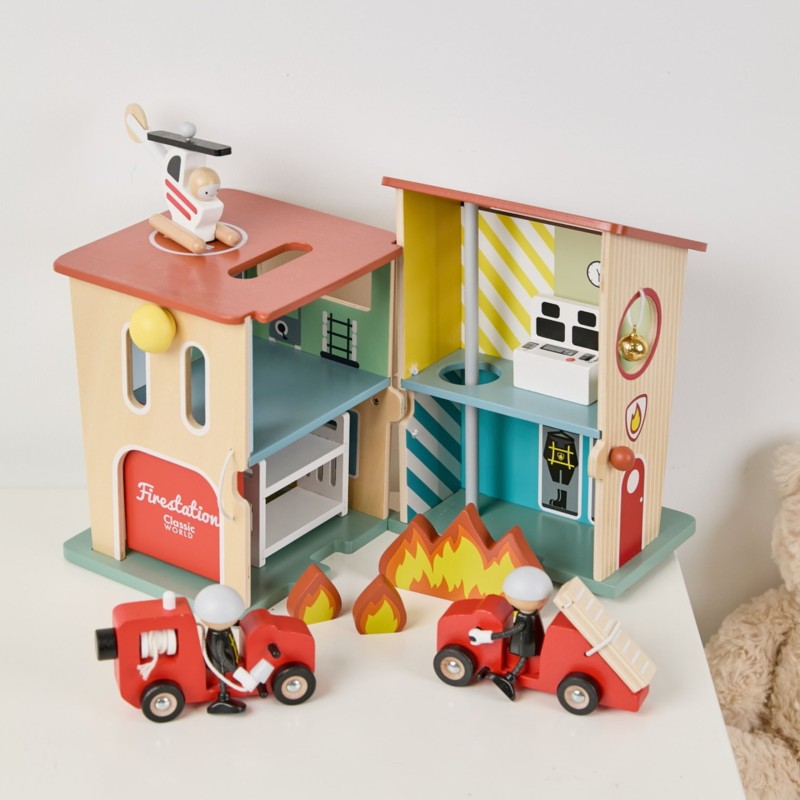 Classic World Drevená hasičská stanica | 13-dielny set s autom, vrtuľníkom a zvončekom