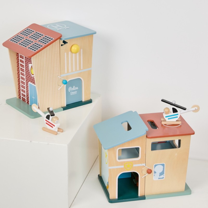 Classic World Drevená hasičská stanica | 13-dielny set s autom, vrtuľníkom a zvončekom