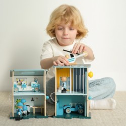 Classic World Drevená policajná stanica | 12-dielny set s autíčkami a vrtuľníkom