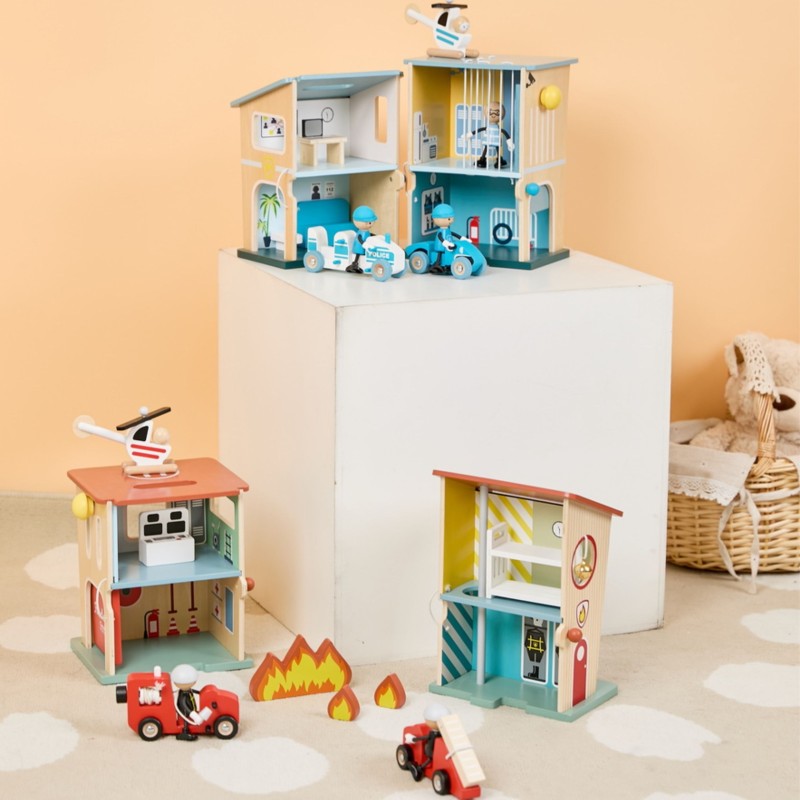 Classic World Drevená policajná stanica | 12-dielny set s autíčkami a vrtuľníkom