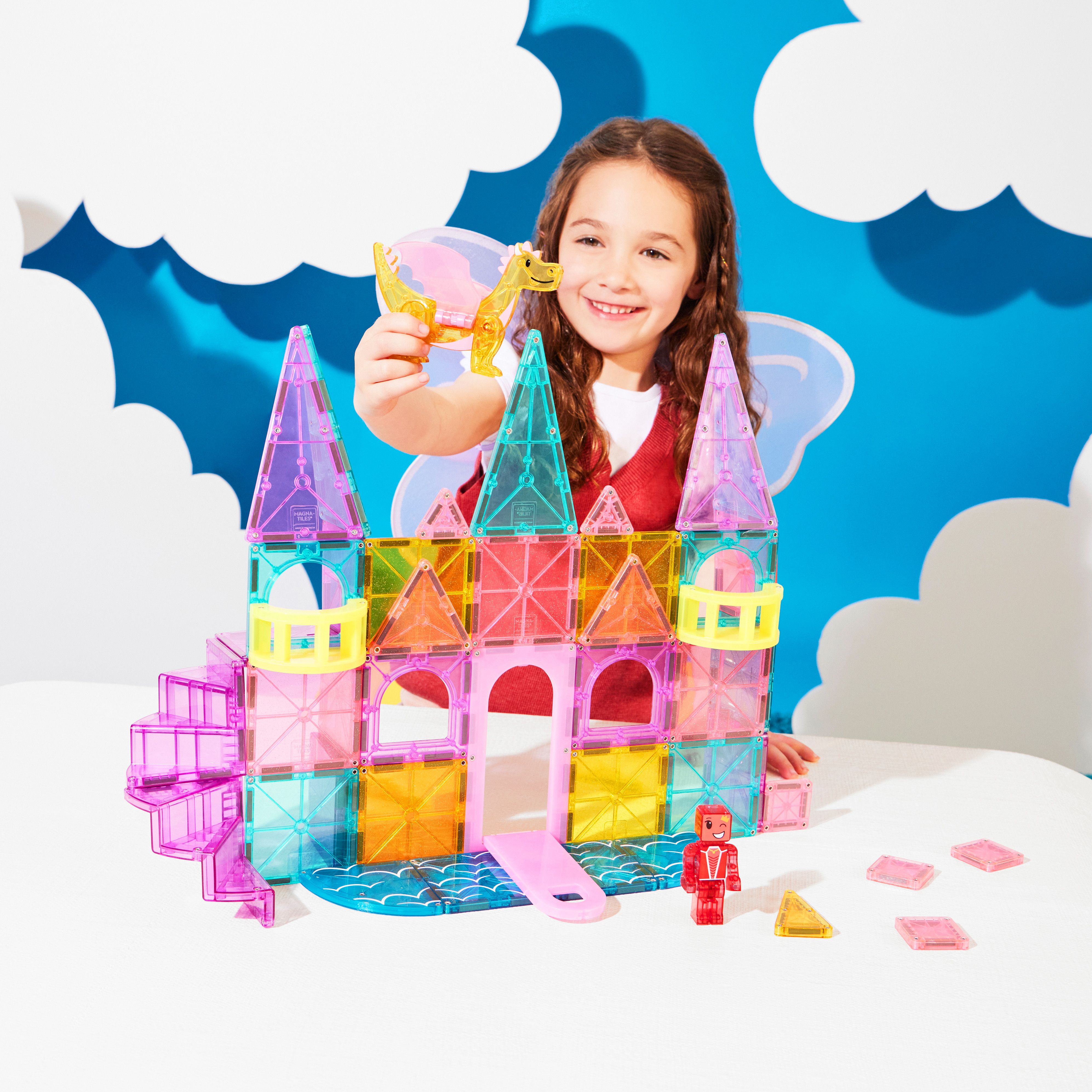 Dieťa stavia princeznovský zámok vz farebných magnetických stavebníc Magna-Tiles