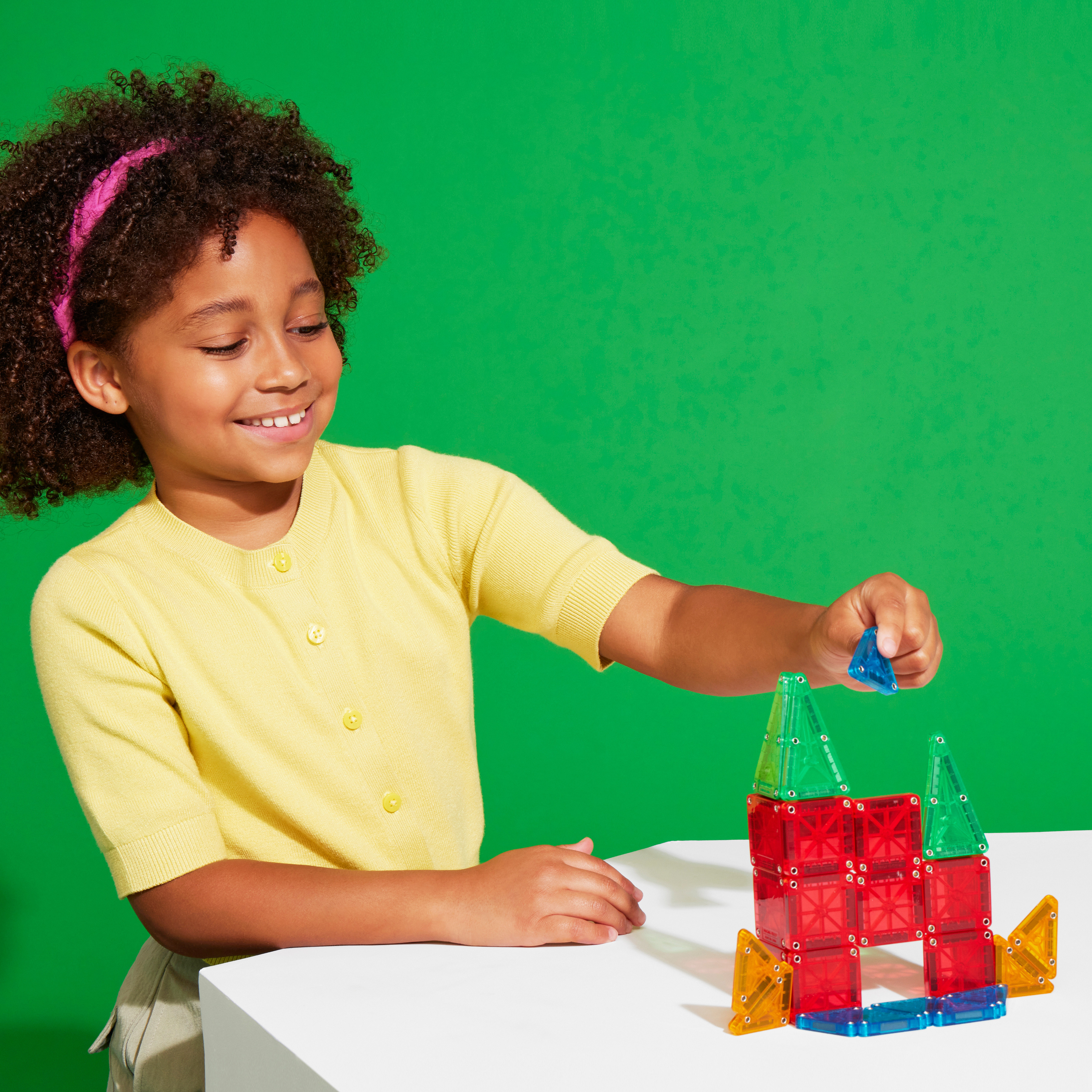 Komplexná 3D stavba z magnetických skladačiek Magna-Tiles, ilustrujúca neobmedzené možnosti tvorenia a priestorovú predstavivosť